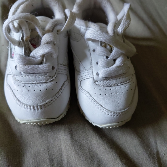 Reebok Infant/Toddler Classic Leather Sneaker White Unisex USA size 2 - Picture 1 of 4